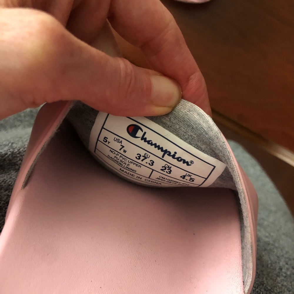 EUC pink Champion slides - Picture 4 of 4
